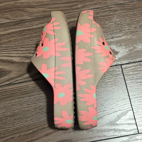 Crocs Classic Platform Retro Resort Flip Flops – Women’s Size 5 – Floral Pattern - Picture 7 of 9